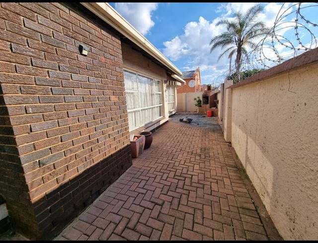 3 BEDROOM HOUSE FOR SALE IN NEWLANDS